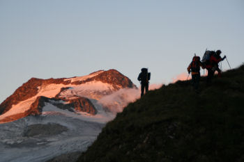 Auf dem Weg zum Blinnenhorn, hinten das Hohsandhorn