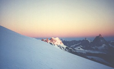 Erstes Morgenlicht auf Breithorn und Matterhorn