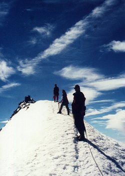 Am Gipfelgrat des Strahlhorns